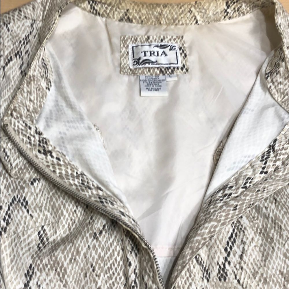 Used TRIA snake print pleated jacket.